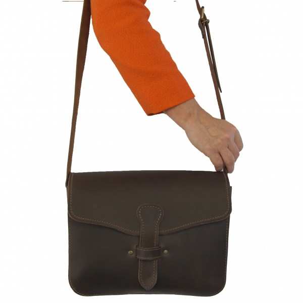 Schultertasche Zuse 1 aus braunem Leder Schultertasche Zuse 1 aus braunem Leder